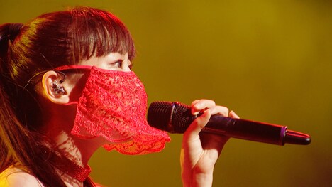 高城れに「タマシイレボリューション」のパフォーマ高城れに「タマシイレボリューション」のパフォーマンス映像より。ンス映像より。