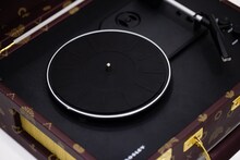 東京事変×CROSLEYトランク型ポータブルアナログプレーヤー「再生装置」