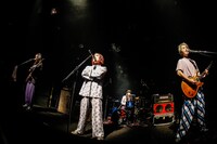 挫・人間「やるっきゃNIGHT～ママのお金で天城越え～」の様子。（撮影：森好弘）