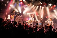 挫・人間「やるっきゃNIGHT～ママのお金で天城越え～」の様子。（撮影：森好弘）