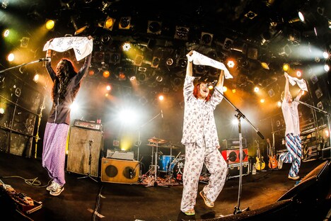 「デスサウナ」に合わせて踊る挫・人間。（撮影：森好弘）