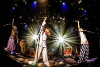 挫・人間「やるっきゃNIGHT～ママのお金で天城越え～」の様子。（撮影：森好弘）