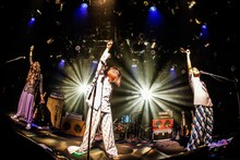 挫・人間「やるっきゃNIGHT～ママのお金で天城越え～」の様子。（撮影：森好弘）