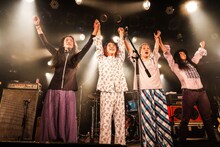 挫・人間「やるっきゃNIGHT～ママのお金で天城越え～」の様子。（撮影：森好弘）