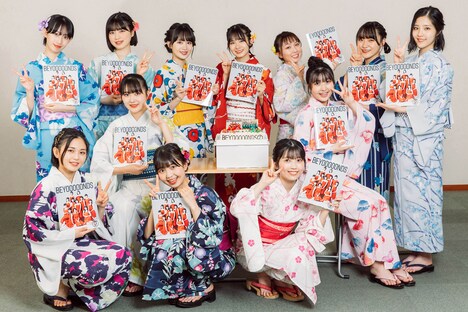 「BEYOOOOONDS(2)」を手にするBEYOOOOONDS。