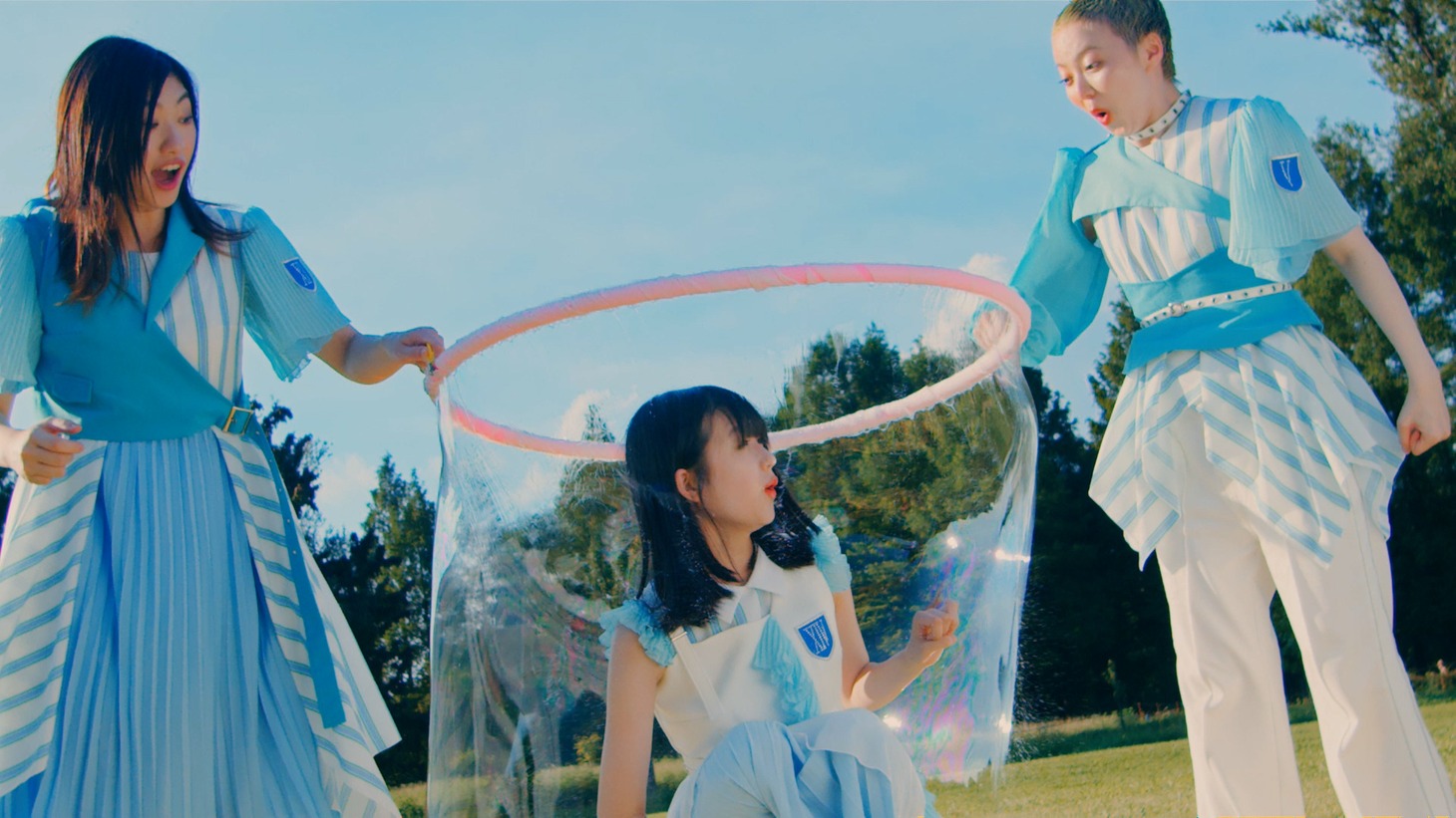 「イヤフォン・ライオット」MVのティザー映像より。