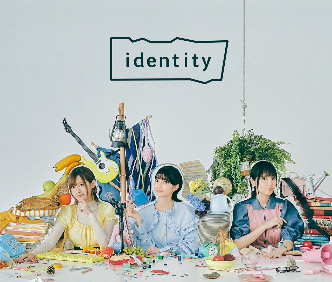 イヤホンズ「identity」通常盤ジャケット
