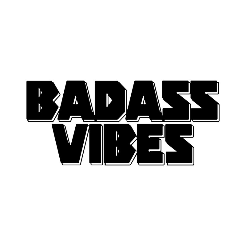 「BADASSVIBES」ロゴ