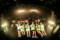 「Devil ANTHEM. SPRING TOUR 2021『Our Time Is Coming 東京追加公演』」で記念撮影するDevil ANTHEM.。（写真提供：エイジアプロモーション）