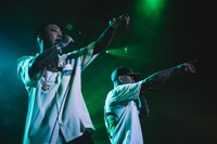 左からBADSAIKUSH（舐達麻）、ANARCHY。