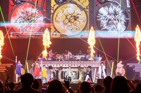 「SHOWDOWN」のパフォーマンス中の様子。