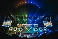 左からシブヤ・ディビジョン“Fling Posse”、ヨコハマ・ディビジョン“MAD TRIGGER CREW”。