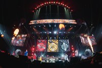 「SHOWDOWN」のパフォーマンス中の様子。