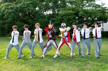 仮面ライダーセイバー＆ゼンカイザーとコラボする美 少年。(c)テレビ朝日