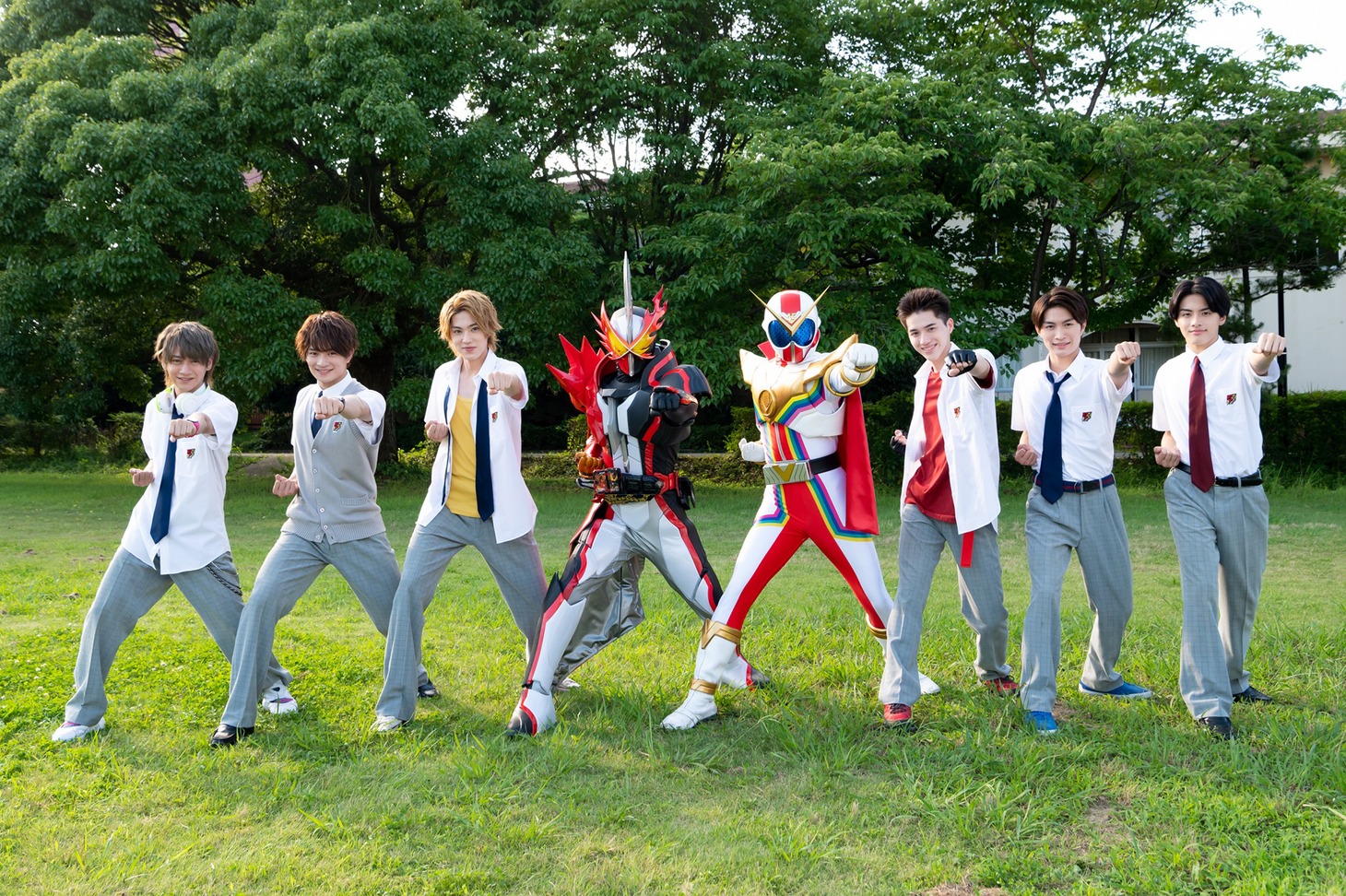 仮面ライダーセイバー＆ゼンカイザーとコラボする美 少年。(c)テレビ朝日