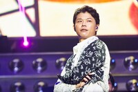 天国獄を演じる竹内栄治。