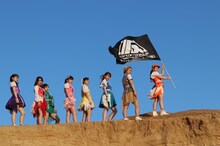 アップアップガールズ（仮）「FOREVER YOUNG 2021ver.」配信ジャケットのオフショット。