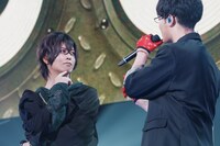 左から夢野幻太郎を演じる斉藤壮馬、入間銃兎を演じる駒田航。