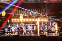 「SHOWDOWN」のパフォーマンス中の様子。