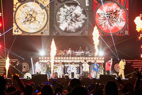 「SHOWDOWN」のパフォーマンス中の様子。