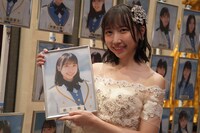 自身の壁写真を外す薮下楓。(c)STU48