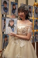 自身の壁写真を外す薮下楓。(c)STU48