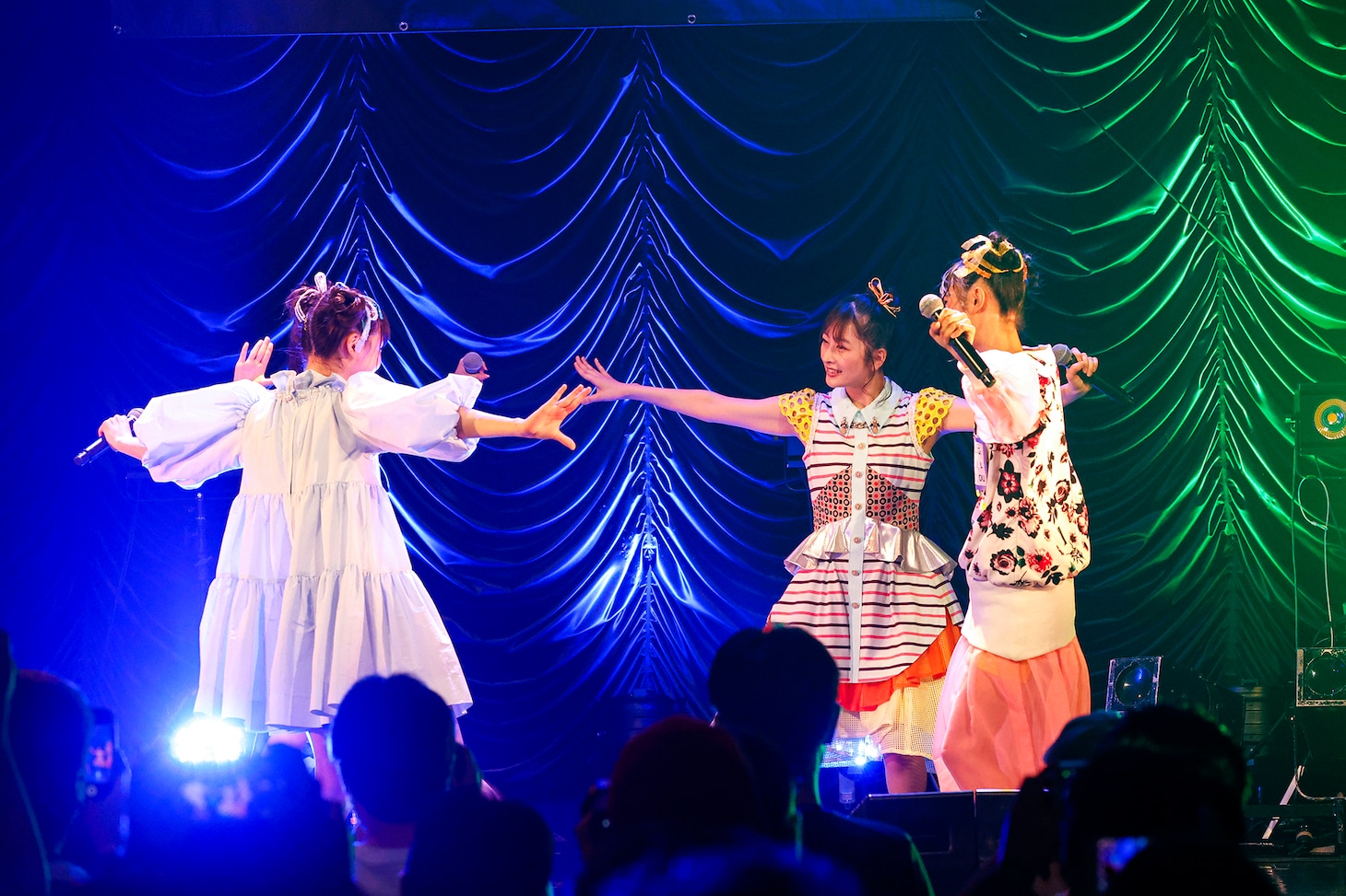 「#BOLT関東デマス ～初ライブツアーの巻～」東京・東京キネマ倶楽部公演より、第1部の様子。（撮影：笹森健一）