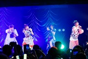 「#BOLT関東デマス ～初ライブツアーの巻～」東京・東京キネマ倶楽部公演より、第1部の様子。（撮影：笹森健一）