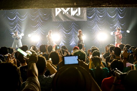 「#BOLT関東デマス ～初ライブツアーの巻～」東京・東京キネマ倶楽部公演より、第1部の様子。（撮影：笹森健一）