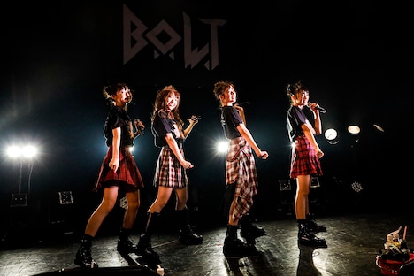 「#BOLT関東デマス ～初ライブツアーの巻～」東京・東京キネマ倶楽部公演より、第1部の様子。（撮影：笹森健一）