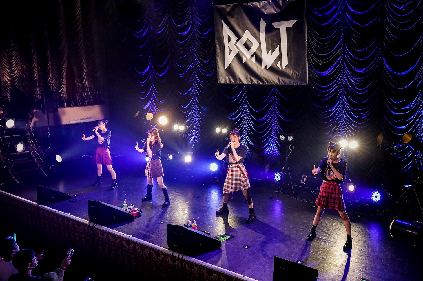 「#BOLT関東デマス ～初ライブツアーの巻～」東京・東京キネマ倶楽部公演より、第1部の様子。（撮影：笹森健一）