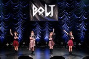 「#BOLT関東デマス ～初ライブツアーの巻～」東京・東京キネマ倶楽部公演より、第2部の様子。（撮影：笹森健一）
