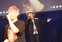 左から馬場涼真、SEAMO。