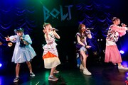 「#BOLT関東デマス ～初ライブツアーの巻～」東京・東京キネマ倶楽部公演より、第2部の様子。（撮影：笹森健一）