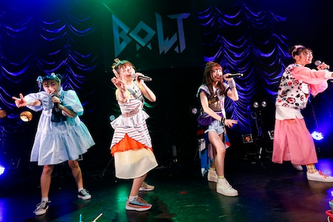「#BOLT関東デマス ～初ライブツアーの巻～」東京・東京キネマ倶楽部公演より、第2部の様子。（撮影：笹森健一）
