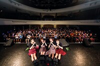 会場のファンと記念撮影するB.O.L.T。（撮影：笹森健一）