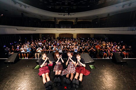 会場のファンと記念撮影するB.O.L.T。（撮影：笹森健一）