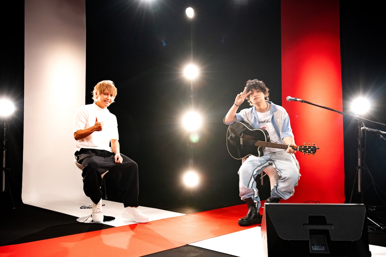 左から手越祐也、山中拓也（THE ORAL CIGARETTES）。