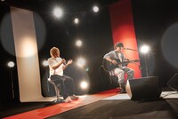 左から手越祐也、山中拓也（THE ORAL CIGARETTES）。