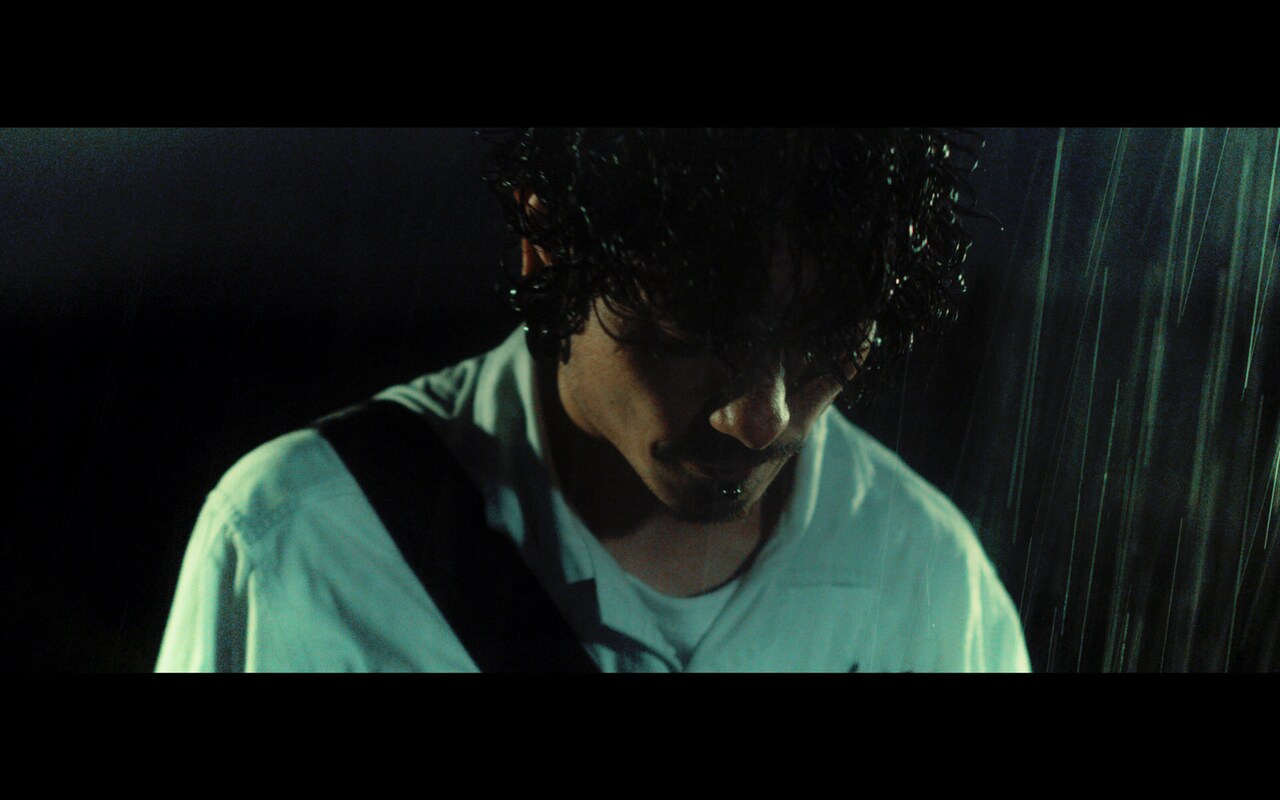 WANIMA「離れていても」MVで雨の中歌う