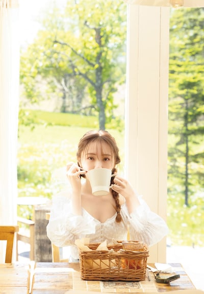 渡辺みり愛1st写真集「消極的な華やかさ」通常版裏表紙画像（撮影：彦坂栄治）