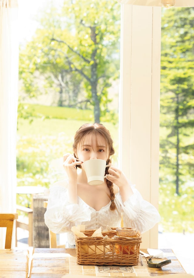 渡辺みり愛1st写真集「消極的な華やかさ」通常版裏表紙画像（撮影：彦坂栄治）