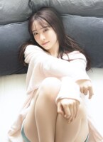 渡辺みり愛1st写真集「消極的な華やかさ」楽天ブックス版裏表紙画像（撮影：彦坂栄治）