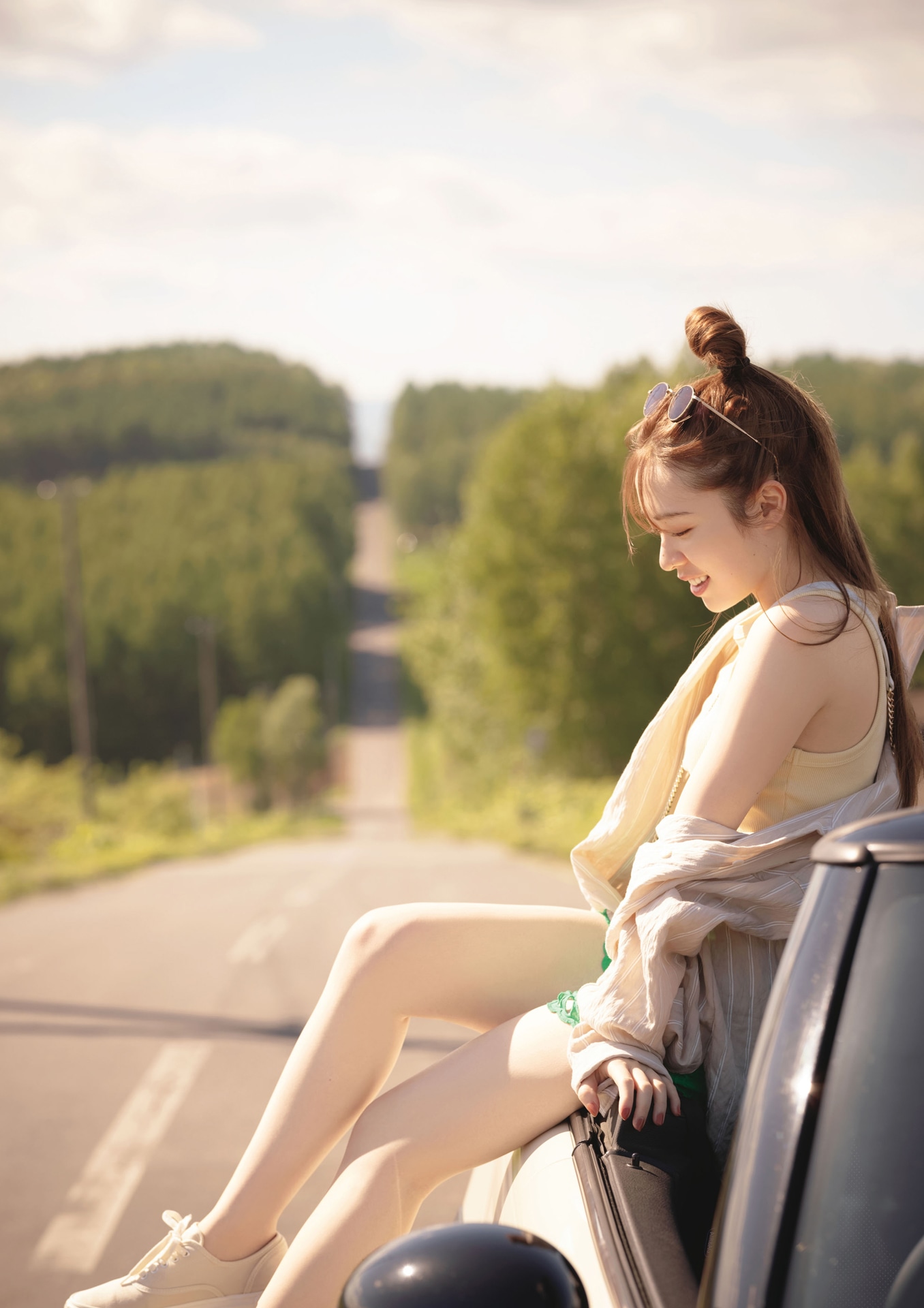 渡辺みり愛1st写真集「消極的な華やかさ」セブンネット版裏表紙画像（撮影：彦坂栄治）
