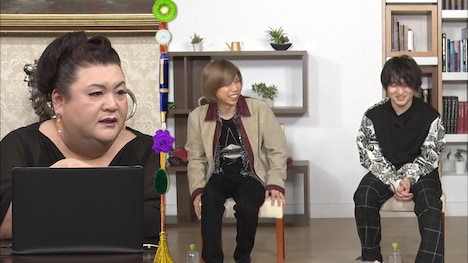 左からマツコ・デラックス、Official髭男dismの小笹大輔（G）、藤原聡（Vo, Piano）。