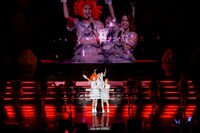 岸みゆを遮って自己紹介するアンジェラ芽衣と桃月なしこ。（撮影：藤井拓）