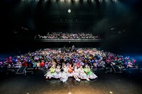 会場のファンと記念撮影する#ババババンビ。（撮影：藤井拓）