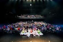 会場のファンと記念撮影する#ババババンビ。（撮影：藤井拓）