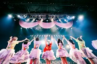 手をつないでファンに挨拶する#ババババンビ。（撮影：藤井拓）