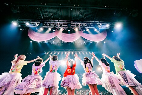 手をつないでファンに挨拶する#ババババンビ。（撮影：藤井拓）